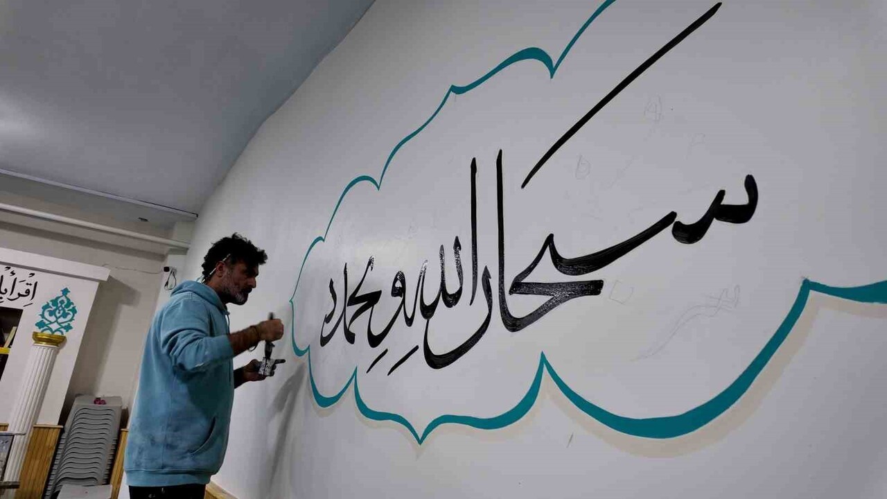 IRAK'IN ERBİL KENTİNDE HAT SANATÇILIĞI YAPAN 40 YAŞINDAKİ MUHAMMED NECAT, VAN'IN ERCİŞ İLÇESİNDEKİ...