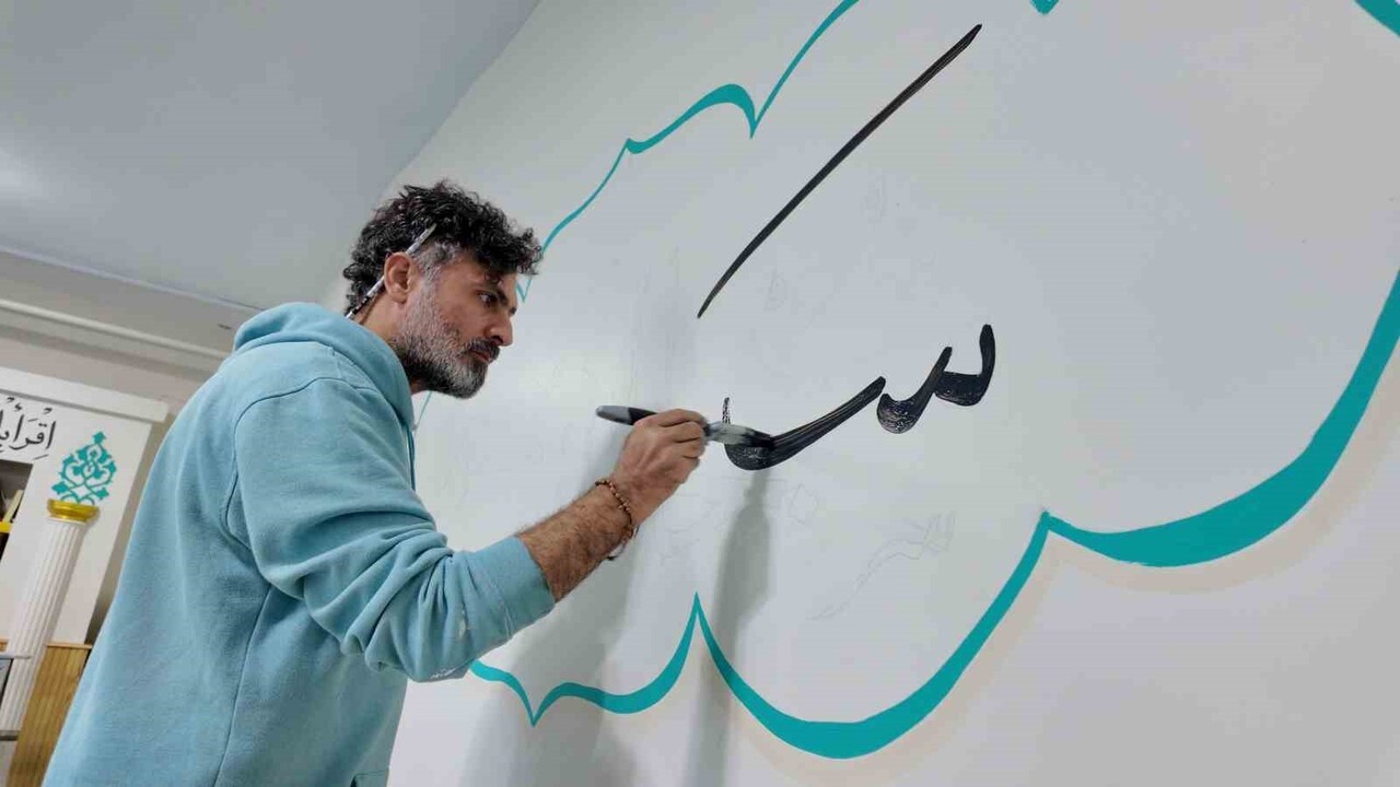 IRAK'IN ERBİL KENTİNDE HAT SANATÇILIĞI YAPAN 40 YAŞINDAKİ MUHAMMED NECAT, VAN'IN ERCİŞ İLÇESİNDEKİ...