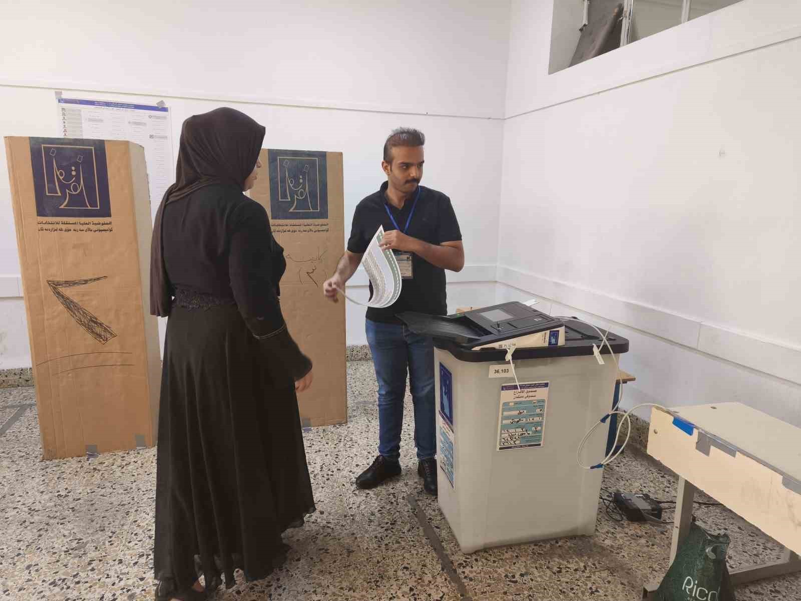 IRAK’TA 21 MİLYONA YAKIN SEÇMEN 6. DÖNEM MİLLETVEKİLLERİNİ BELİRLEMEK ÜZERE SAAT 07.00’DEN...