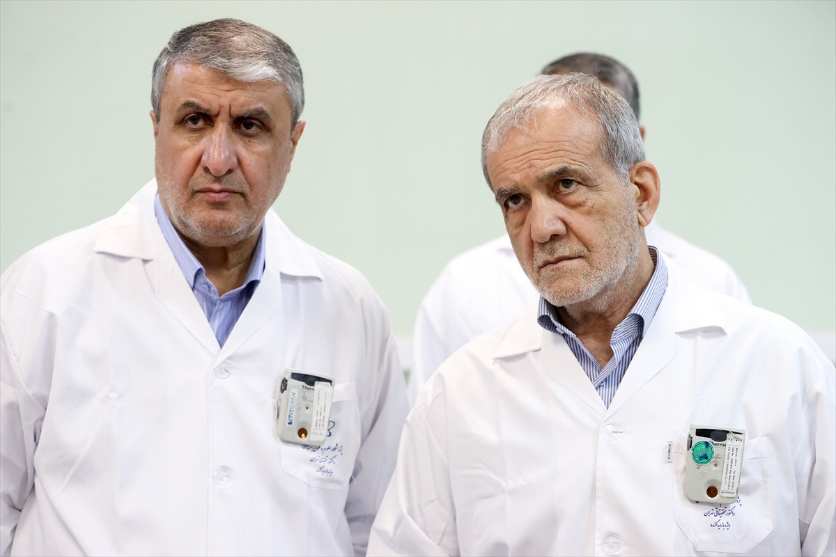 İran Cumhurbaşkanı Mesud Pezeşkiyan, ABD'nin hedef aldığı nükleer tesisleri yeniden ve daha güçlü...