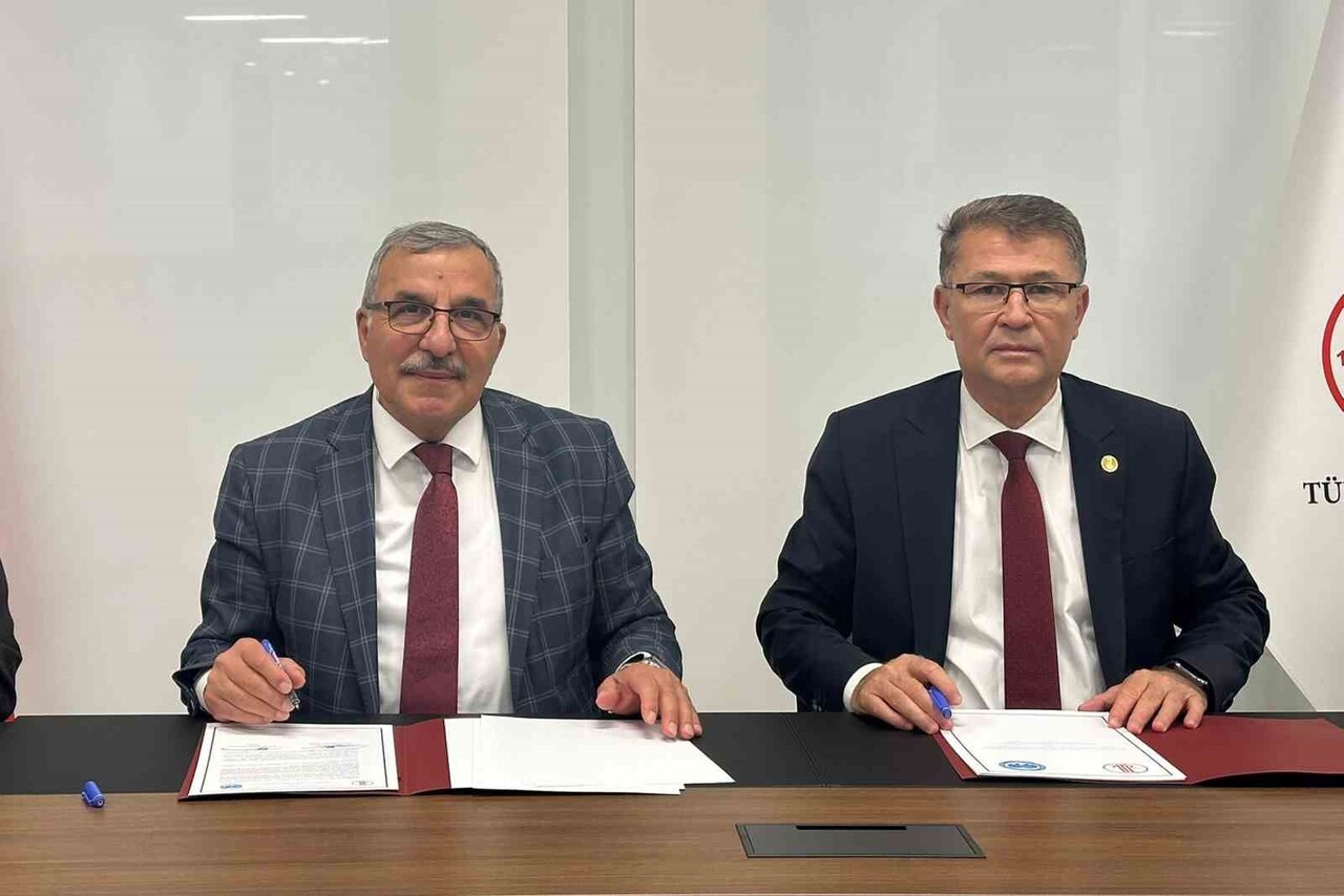 İŞ BİRLİĞİ PROTOKOLÜ, KMÜ REKTÖRÜ PROF. DR. MEHMET GAVGALI VE TDK BAŞKANI PROF. DR. OSMAN MERT...