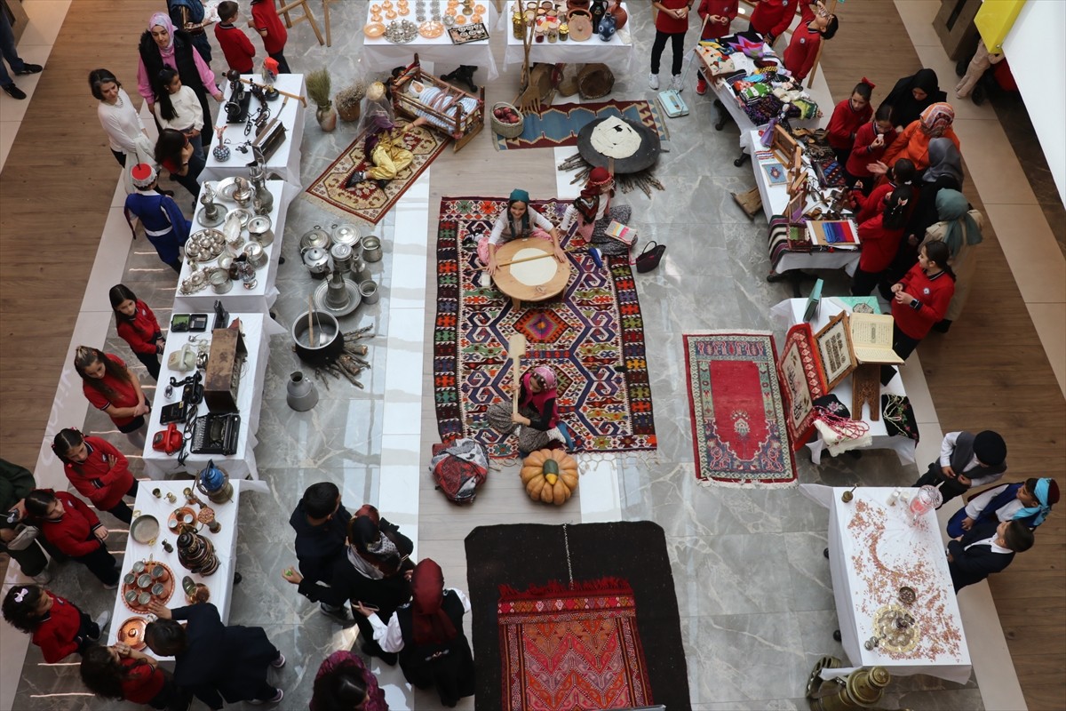Isparta'da, ilkokul öğrencilerince hazırlanan "Köklerden Geleceğe Kültürel Değerlerimiz" sergisi...