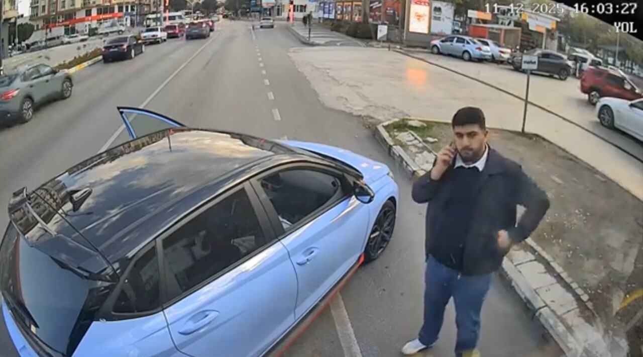 ISPARTA'DA KADIN OTOBÜS ŞOFÖRÜ İLE BİR ÜNİVERSİTE ÖĞRENCİSİ ARASINDA YOL VERME NEDENİYLE ÇIKAN...