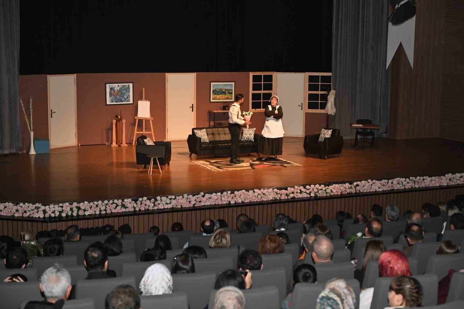 ISPARTA BELEDİYESİ ŞEHİR TİYATROLARI, “EYVAH YİNE KARIŞTI” ADLI KOMEDİ OYUNU İLE PERDELERİNİ...