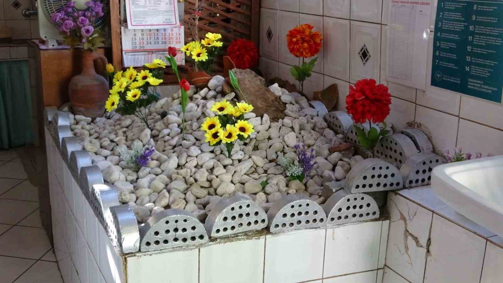 ISPARTA’DA BİR PİDE SALONUNUN GİRİŞİNDE YER ALAN MEZARLIK, GÖRENLERİ ŞAŞKINA ÇEVİRİYOR. İÇERİ ADIM...