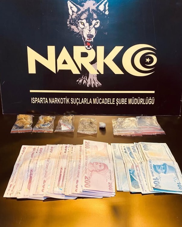 ISPARTA’DA NARKOTİK EKİPLERİNİN KENT MERKEZİNDE YAPTIĞI OPERASYONDA PAKETLENMİŞ ESRAR İLE SUÇTAN...
