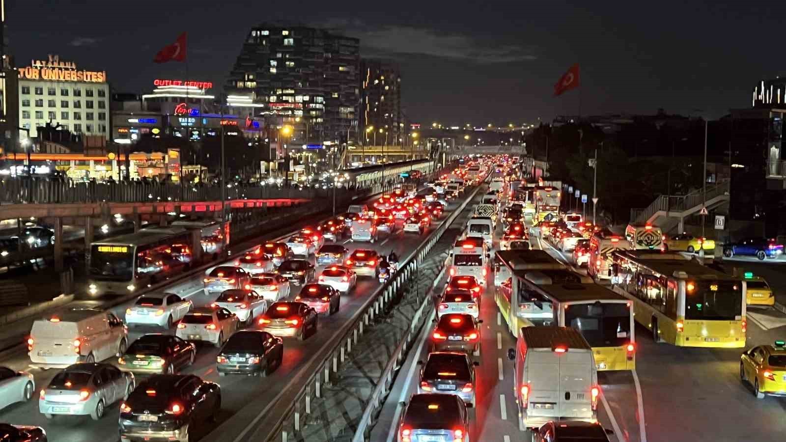 İSTANBUL'DA AKŞAM İŞ ÇIKIŞ SAATLERİNDE TRAFİK YOĞUNLUĞU YÜZDE 78'E ULAŞTI.