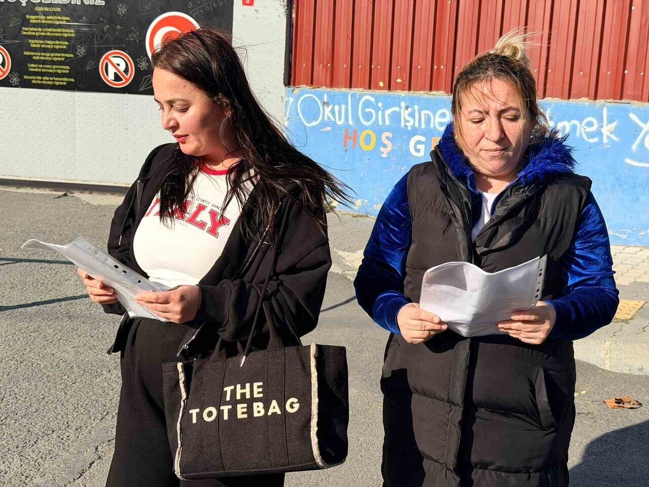 İSTANBUL'UN ARNAVUTKÖY İLÇESİNDE BULUNAN BOLLUCA İLKOKULU ÖNÜNDE, SABAH VE AKŞAM SAATLERİNDE...