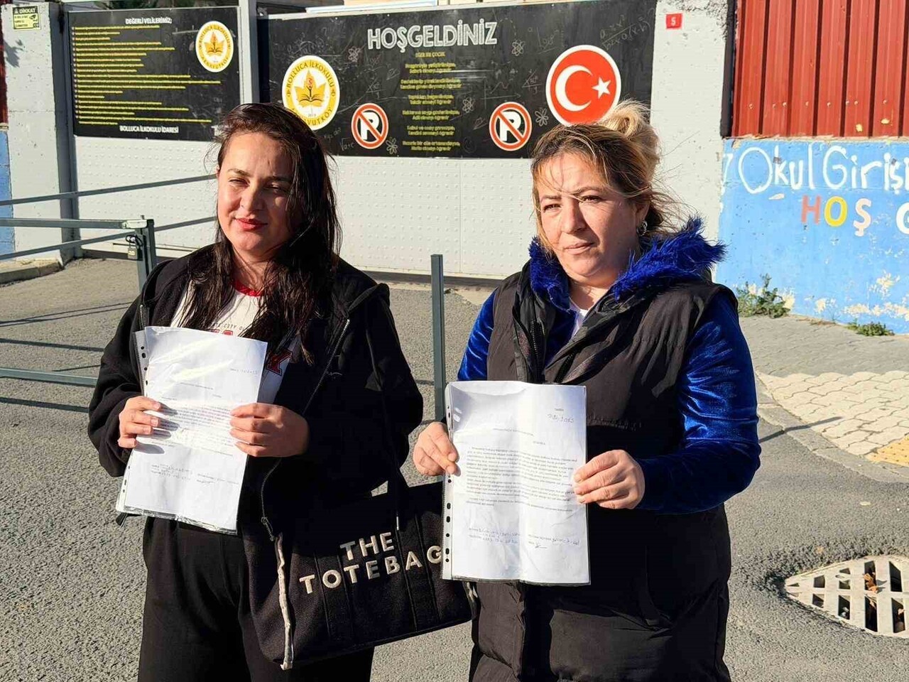 İSTANBUL'UN ARNAVUTKÖY İLÇESİNDE BULUNAN BOLLUCA İLKOKULU ÖNÜNDE, SABAH VE AKŞAM SAATLERİNDE...