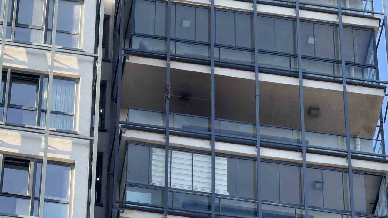 İSTANBUL'UN BAŞAKŞEHİR İLÇESİNDE, EMLAK KONUT’A AİT 27 KATLI BİNANIN 23'ÜNCÜ KATINDA YANGIN ÇIKTI....