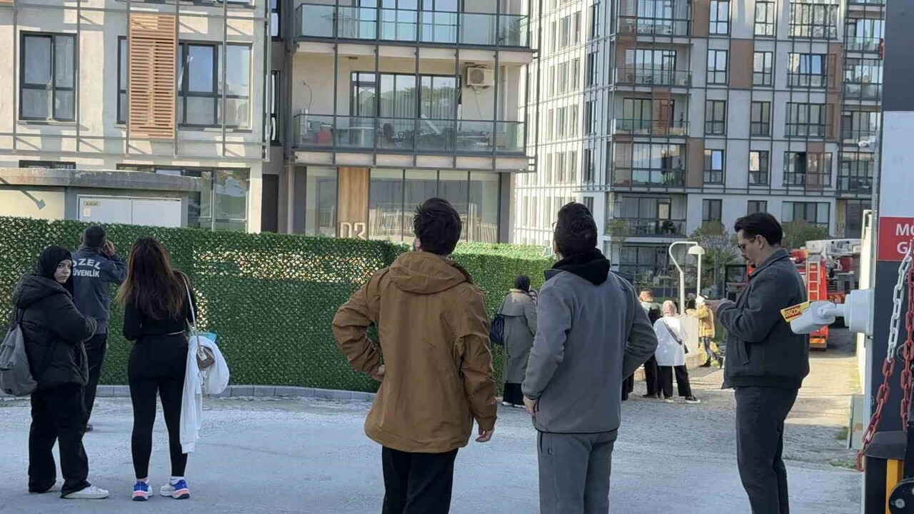 İSTANBUL'UN BAŞAKŞEHİR İLÇESİNDE, EMLAK KONUT’A AİT 27 KATLI BİNANIN 23'ÜNCÜ KATINDA YANGIN ÇIKTI....