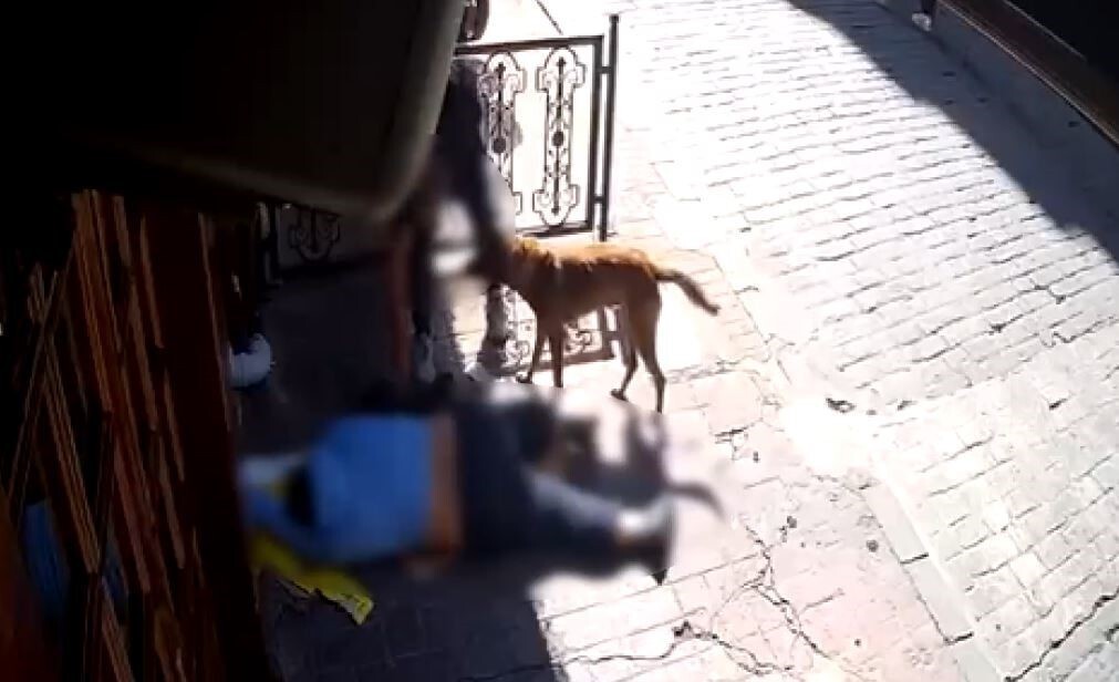 İSTANBUL'UN BEYOĞLU İLÇESİNDE SARA NÖBETİ SONRASI BAYILAN ADAMIN KIYAFETİNİ VE TELEFONUNU ÇALAN 2...