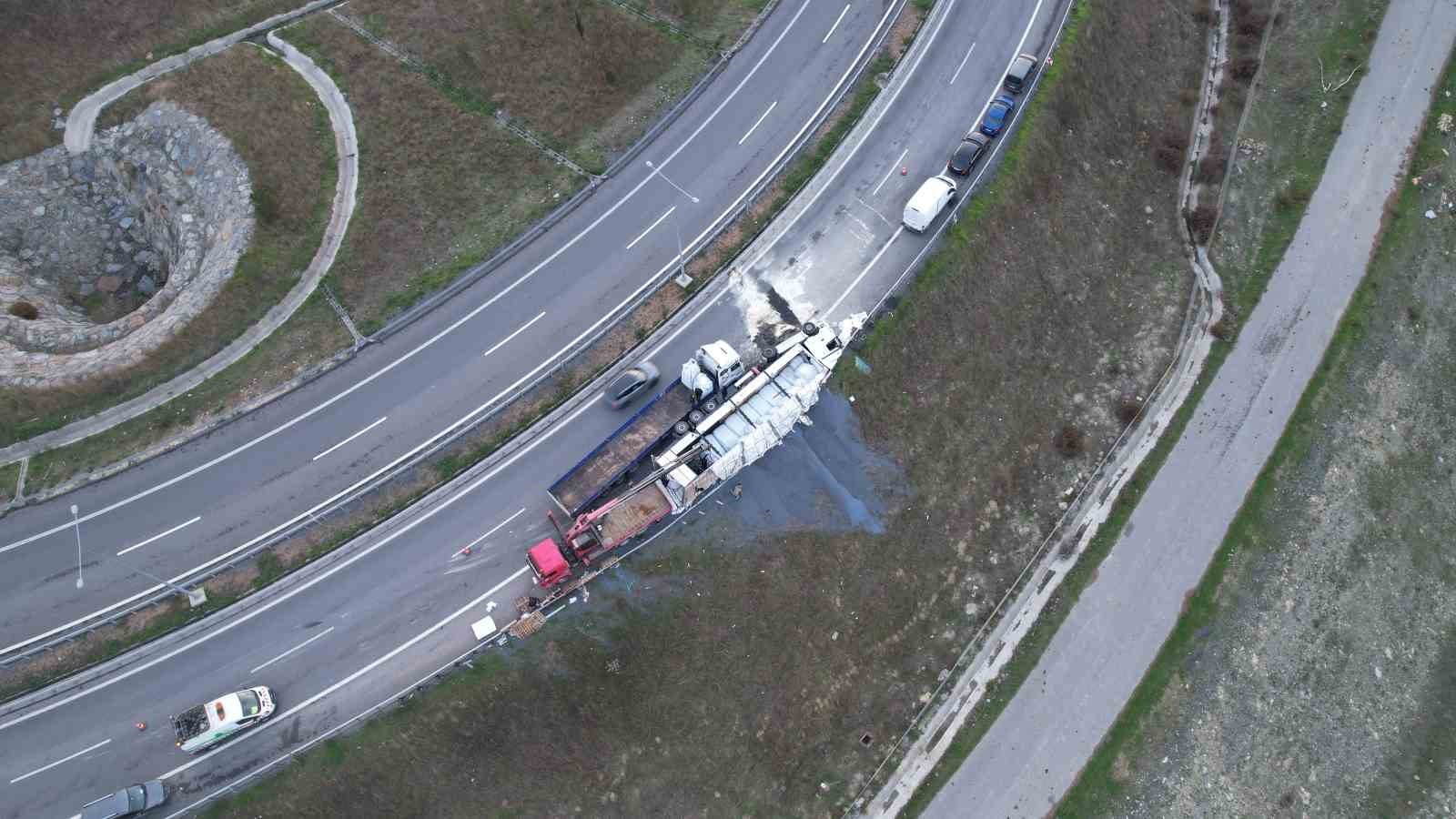 İSTANBUL ARNAVUTKÖY'DE KUZEY MARMARA OTOYOLU YASSIÖREN MEVKİİNDE BİR TIR, VİRAJI ALAMAYARAK...