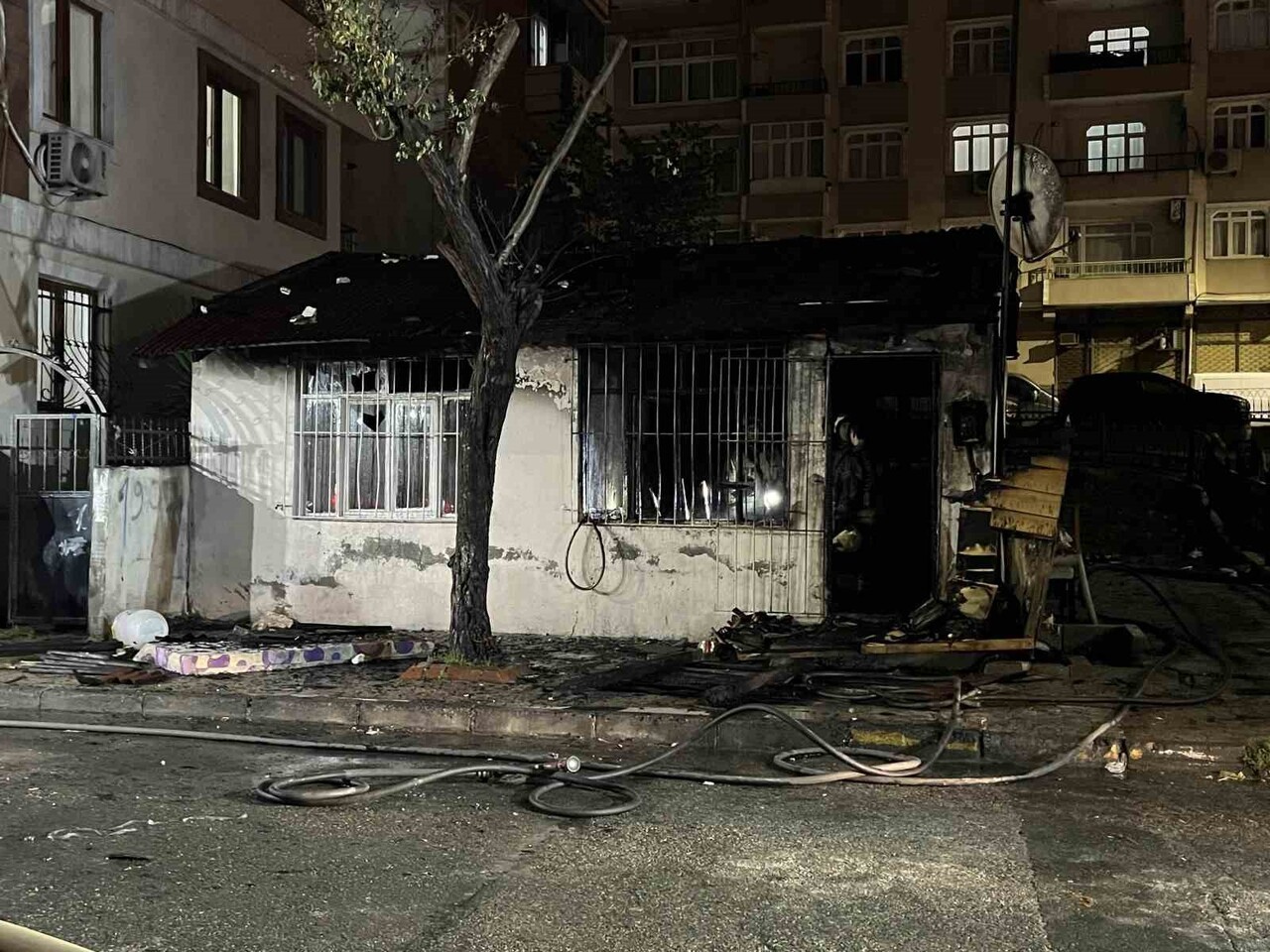 İSTANBUL BAĞCILAR’DA TEK KATLI GECEKONDUDA ÇIKAN YANGINDA ANNE VE 4 ÇOCUĞU DUMANDAN ETKİLENEREK...