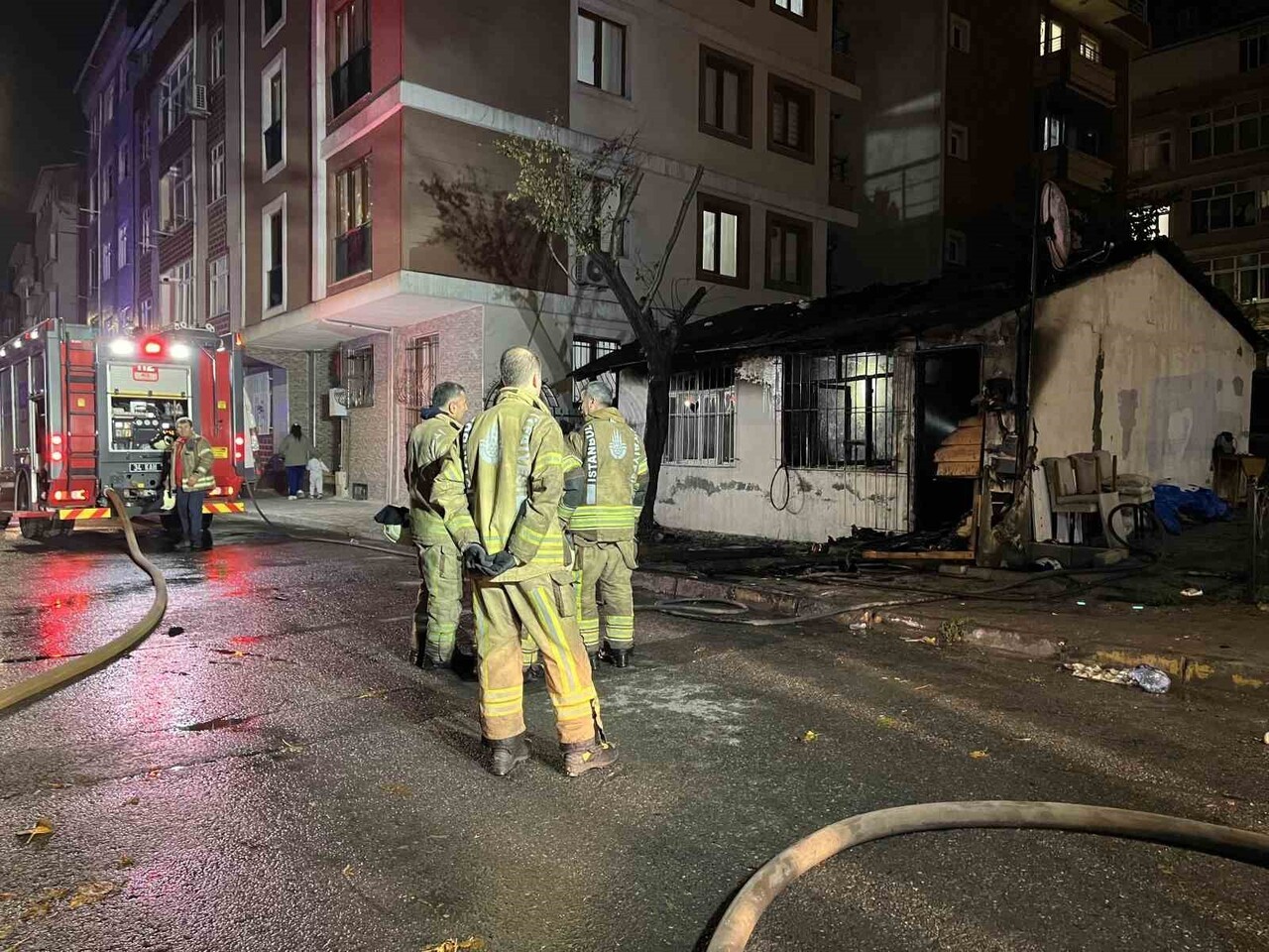 İSTANBUL BAĞCILAR’DA TEK KATLI GECEKONDUDA ÇIKAN YANGINDA ANNE VE 4 ÇOCUĞU DUMANDAN ETKİLENEREK...