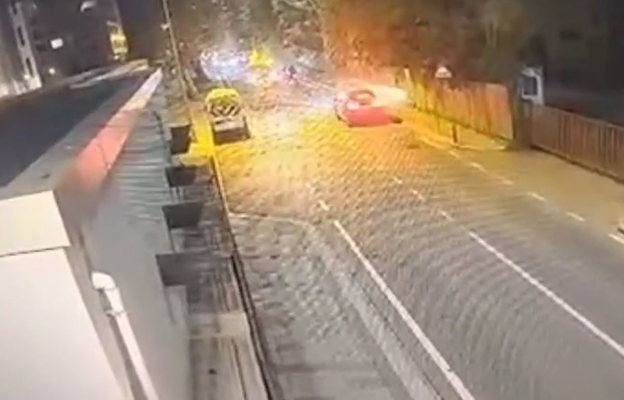 İSTANBUL BAKIRKÖY'DE MEYDANA GELEN KAZADA İŞ MAKİNESİNE ÇARPAN MOTOSİKLET SÜRÜCÜSÜ...