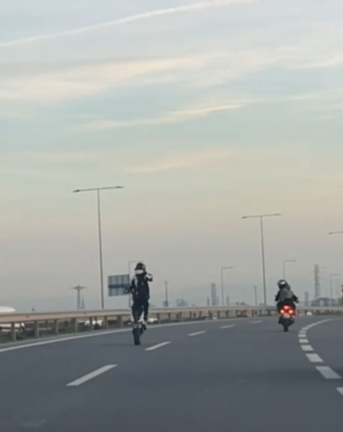 İSTANBUL BAŞAKŞEHİR’DE MOTOSİKLETİYLE TRAFİKTE AKROBATİK HAREKETLER YAPARAK DİĞER SÜRÜCÜLERİN...