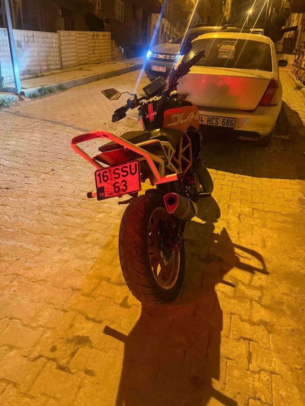 İSTANBUL BAŞAKŞEHİR’DE MOTOSİKLETİYLE TRAFİKTE AKROBATİK HAREKETLER YAPARAK DİĞER SÜRÜCÜLERİN...