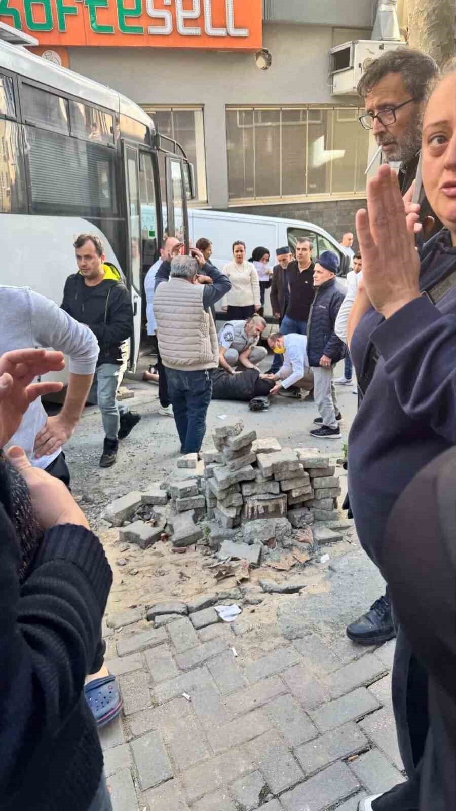 İSTANBUL BAYRAMPAŞA'DA EŞİNİN KULLANDIĞI MİNİBÜSTEN İNMEYE ÇALIŞAN KADIN, BİLİNMEYEN BİR NEDENLE...