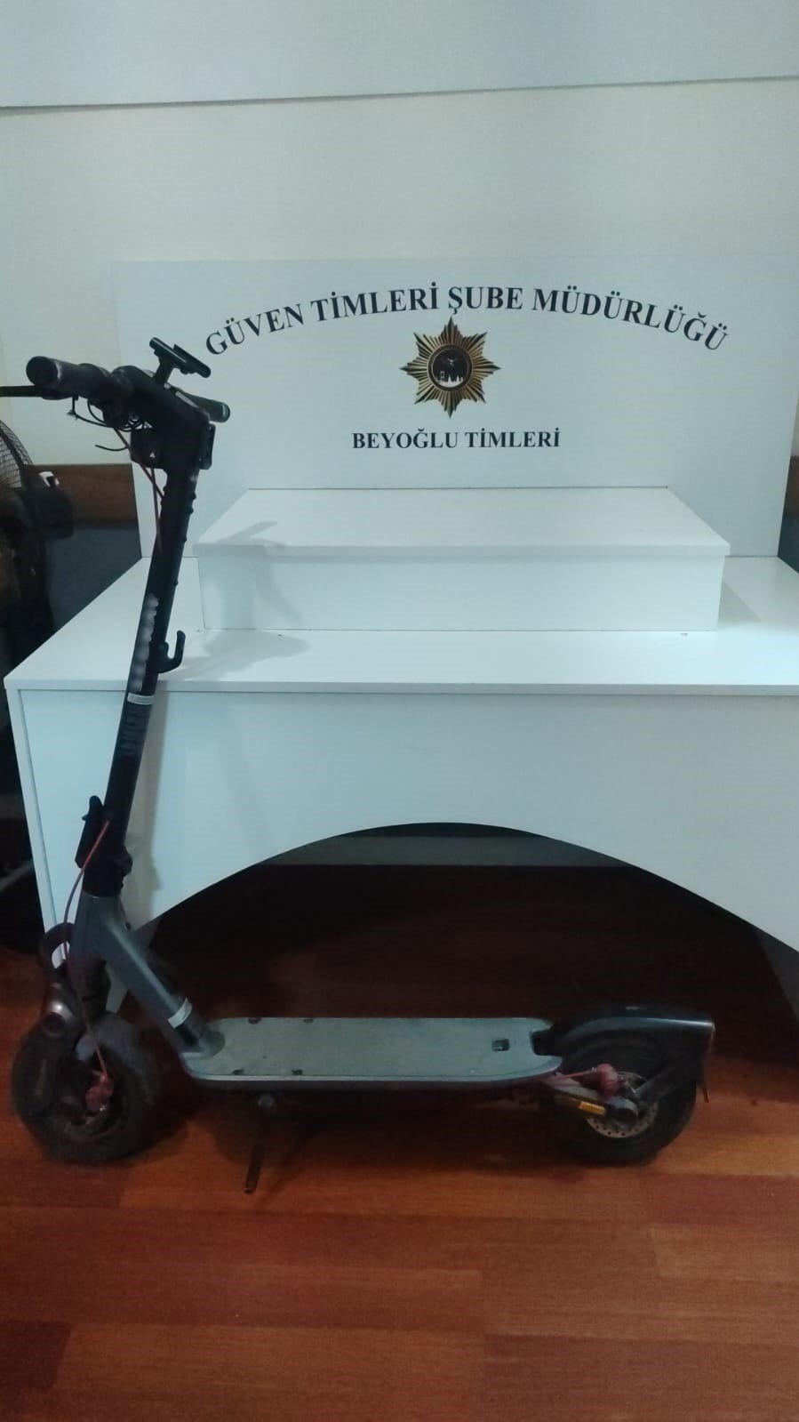 İSTANBUL BEYOĞLU’NDA PARK HALİNDEKİ BİR SCOOTERI ÇALAN 2 ŞÜPHELİ POLİS EKİPLERİ TARAFINDAN...