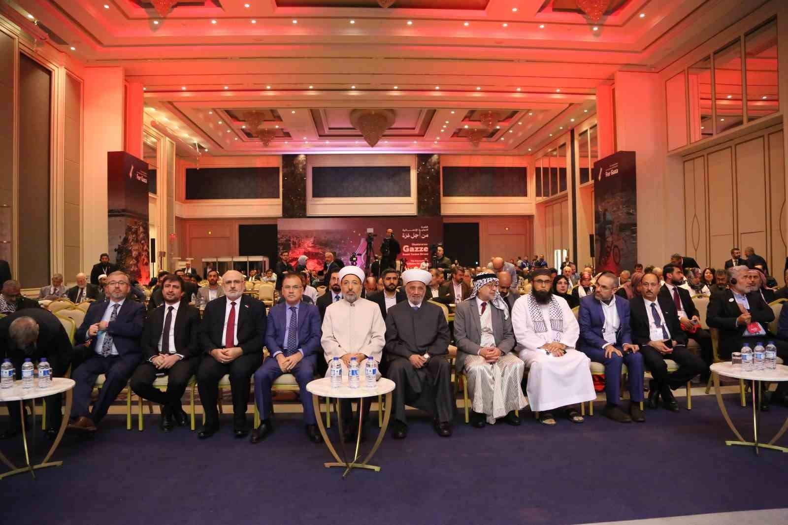 İSTANBUL’DA DÜZENLENEN "ULUSLARARASI GAZZE İNSANİ YARDIM ZİRVESİ"NİN SONUÇ BİLDİRGESİNİ AÇIKLAYAN...