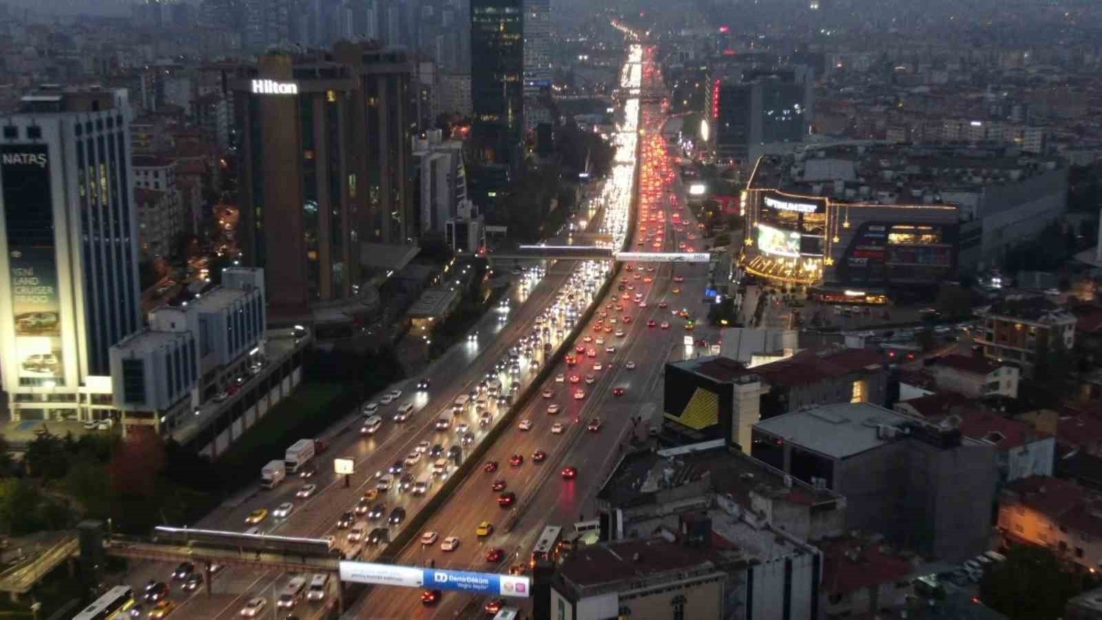İSTANBUL’DA MESAİ ÇIKIŞ SAATLERİNDE TRAFİK YOĞUNLUĞU YÜZDE 90’A ULAŞARAK ADETA DURMA NOKTASINA...