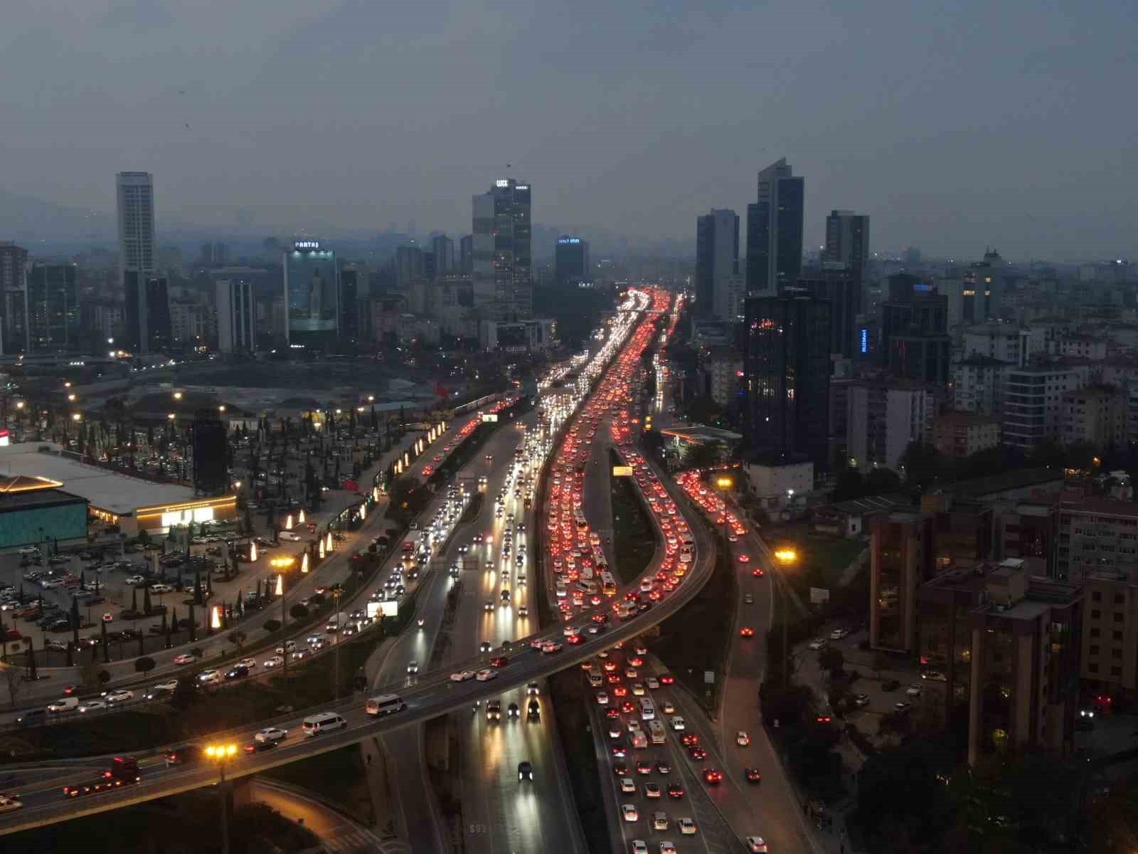 İSTANBUL’DA MESAİ ÇIKIŞ SAATLERİNDE TRAFİK YOĞUNLUĞU YÜZDE 90’A ULAŞARAK ADETA DURMA NOKTASINA...