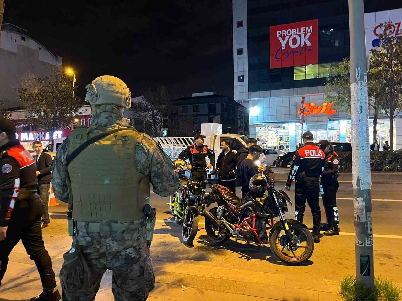 İSTANBUL ESENYURT'TA POLİS EKİPLERİNCE GENEL GÜVENLİK VE ASAYİŞ UYGULAMASI YAPILDI. İSTANBUL İL...