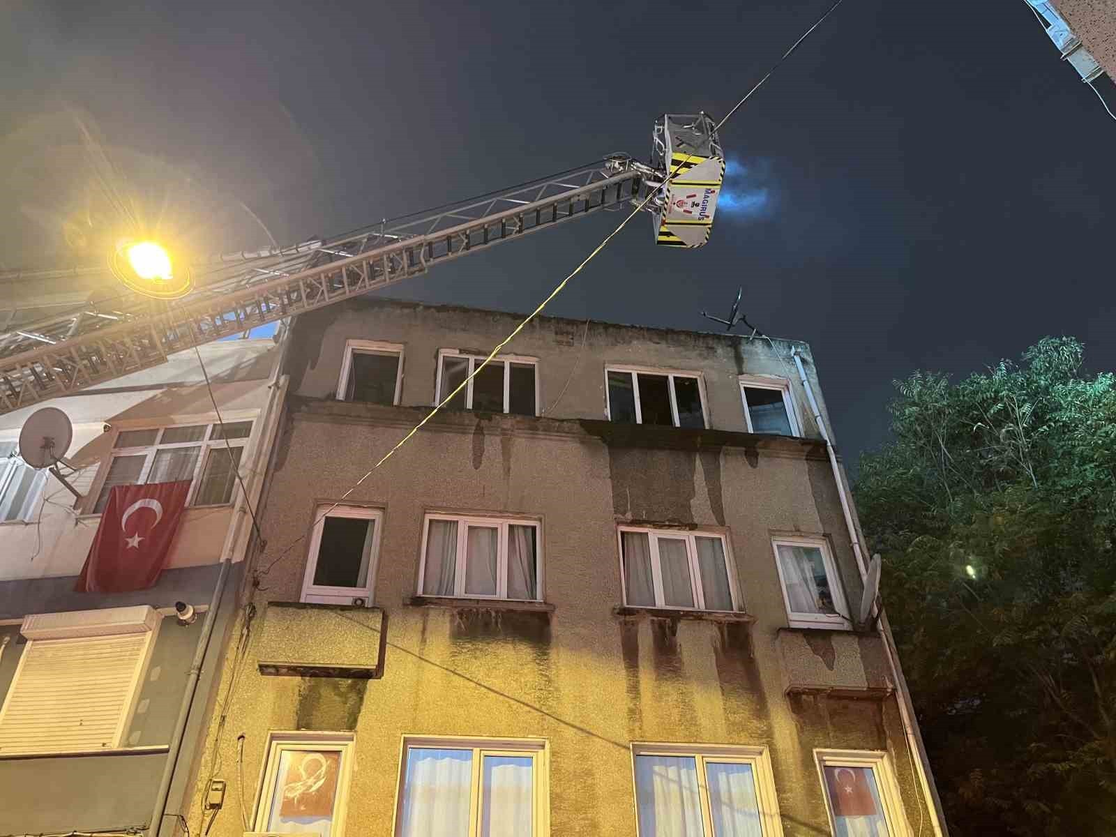 İSTANBUL FATİH’TE 3 KATLI BİNANIN ÇATISINDA YANGIN ÇIKTI. ALEV ALEV YANAN ÇATI, İTFAİYE...