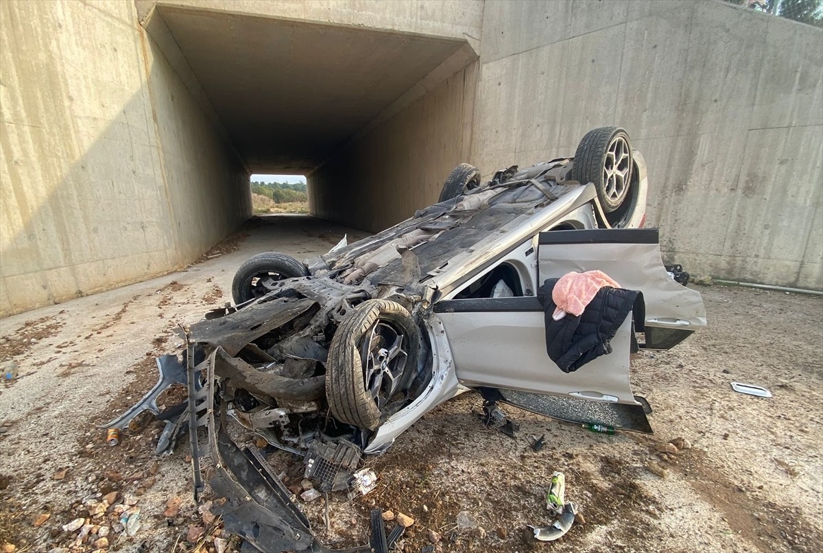 İstanbul-İzmir Otoyolu'nun Balıkesir kısmında şarampole devrilen otomobildeki 4 kişi...