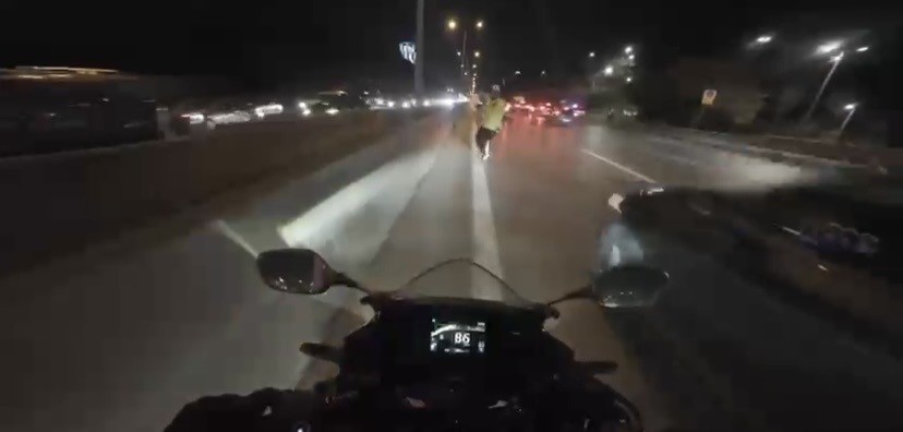 İSTANBUL MALTEPE’DE TRAFİĞE KAPALI ŞERİTTE GÖREV YAPAN TRAFİK POLİSİ, MOTOSİKLETİN ÇARPMASI SONUCU...