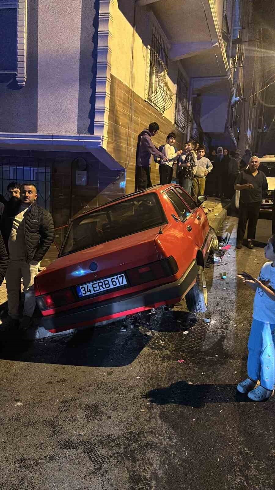 İSTANBUL’UN ARNAVUTKÖY İLÇESİNDE POLİSİN "DUR" İHTARINA UYMAYARAK KAÇAN OTOMOBİL SÜRÜCÜSÜ, ÖNCE...