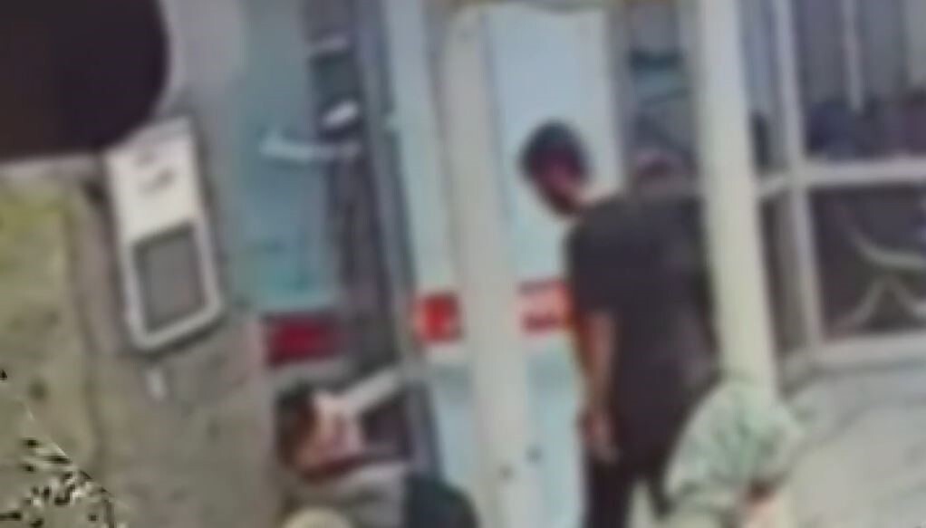 İSTANBUL’UN BEYOĞLU İLÇESİNDE BİR HASTANEDEKİ BEKLEME ALANINDA UYUYAN KİŞİNİN CEP TELEFONUNU...