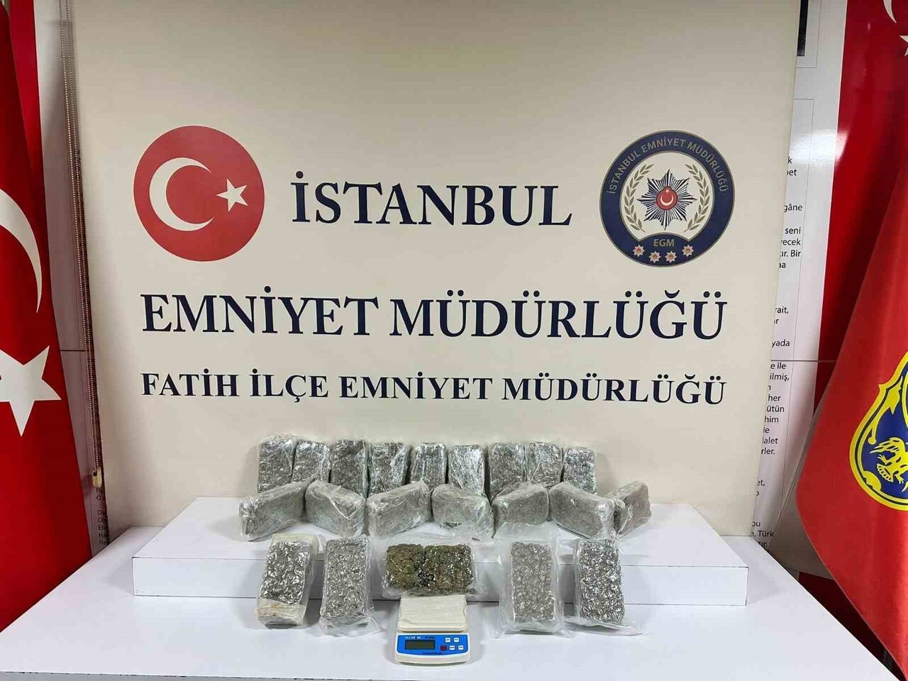 İSTANBUL’UN FATİH İLÇESİNDE POLİSTEN KAÇAN UYUŞTURUCU SATICISI KOVALAMACA SONUNDA YAKALANDI....