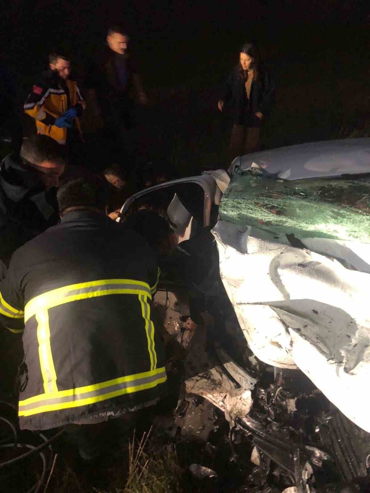 İTFAİYE EKİPLERİ, METAL YIĞINLARINA DÖNEN ARAÇLARA HİDROLİK MAKAS VE IŞIK EKİPMANLARIYLA MÜDAHALE...