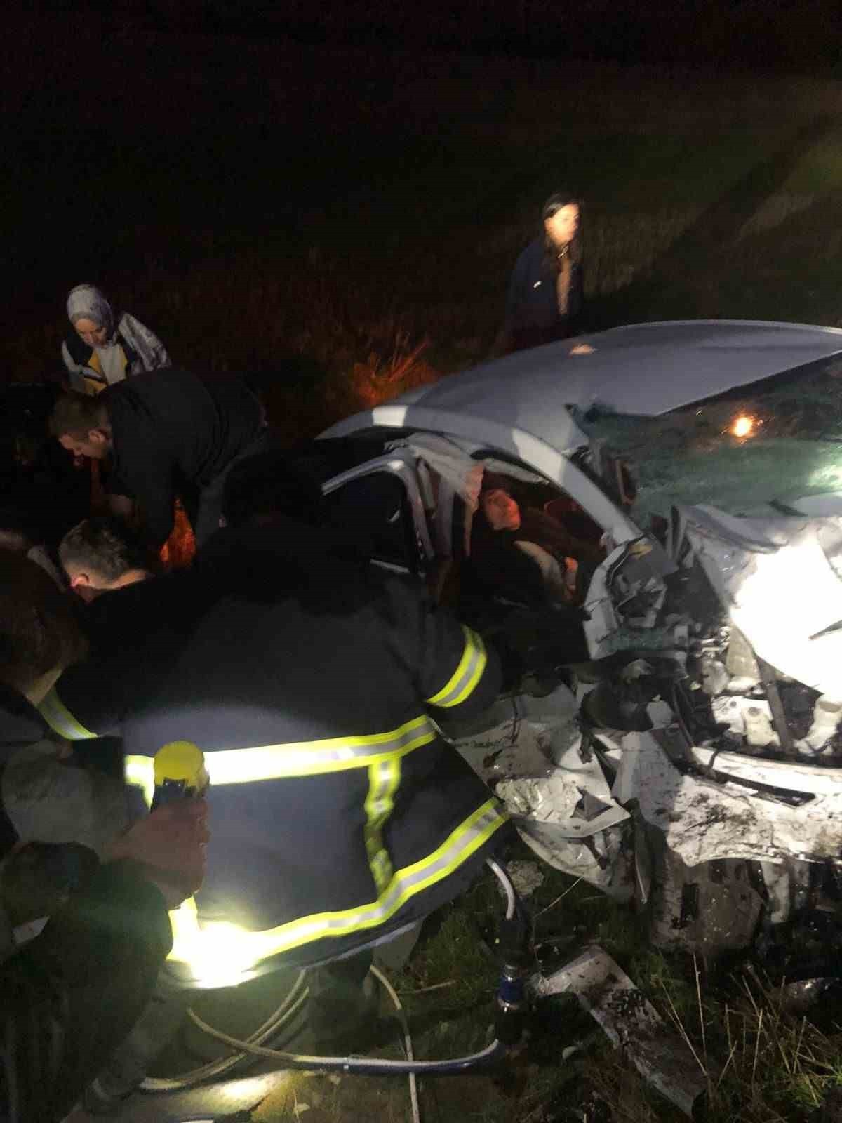 İTFAİYE EKİPLERİ, METAL YIĞINLARINA DÖNEN ARAÇLARA HİDROLİK MAKAS VE IŞIK EKİPMANLARIYLA MÜDAHALE...