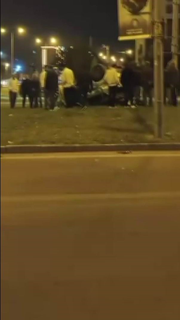 İYARBAKIR’DA SÜRÜCÜSÜNÜN DİREKSİYON HAKİMİYETİNİ KAYBETTİĞİ ARAÇ TAKLA ATARAK REFÜJE ÇIKTI. KAZADA...