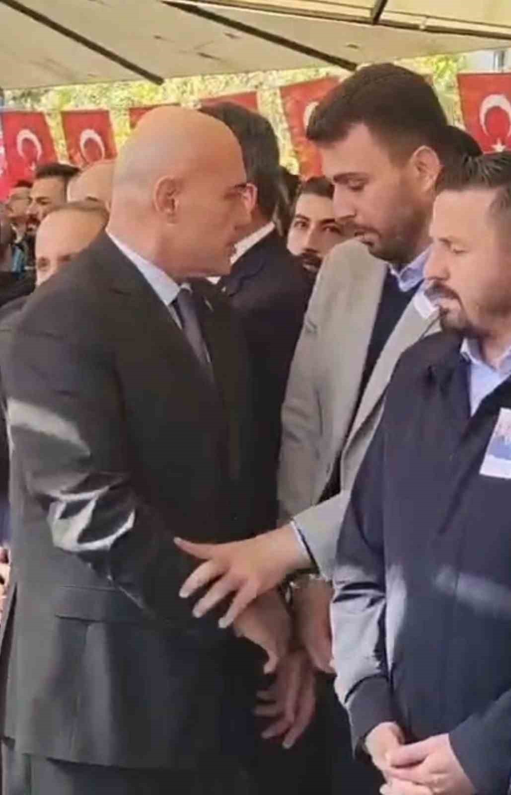 İYİ PARTİLİ ÇÖMEZ İLE AK PARTİLİ OZTAYLAN CENAZEDE