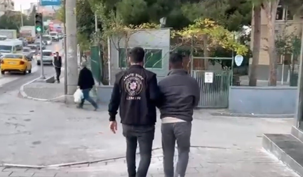 İZMİR'DE POLİS EKİPLERİ TARAFINDAN 97 ADRESE DÜZENLENEN EŞ ZAMANLI ŞAFAK OPERASYONUNDA ÇEŞİTLİ...