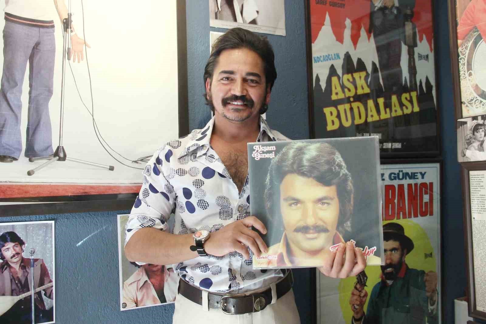 İZMİR'DE YAŞAYAN 31 YAŞINDAKİ EREN KARADİKEN, FERDİ TAYFUR'A OLAN HAYRANLIĞINI HEM GİYİM TARZINDA...