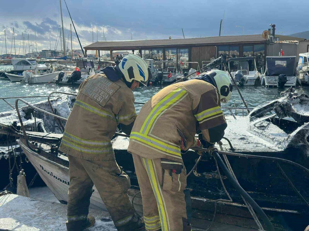 İZMİR'İN ÇEŞME İLÇESİNDE TEKNELERİN BULUNDUĞU BİR PLAJDA ÇIKAN YANGINDA 7 ÖZEL TEKNE ALEVLERE...