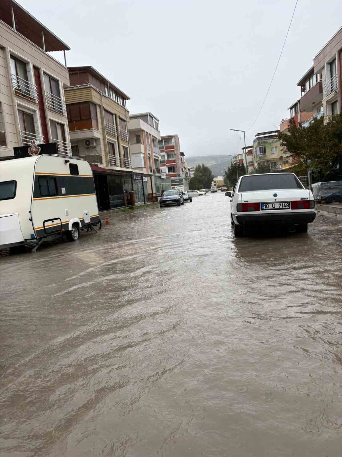 İZMİR'İN DİKİLİ VE FOÇA İLÇELERİNDE SAĞANAK YAĞIŞIN SELE DÖNÜŞMESİ SONUCU MEYDANA GELEN SU...