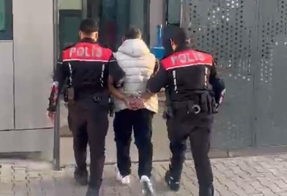 İZMİR'İN KONAK İLÇESİNDE, ÇEŞİTLİ SUÇLARDAN TOPLAM 16 YIL HAPİS CEZASI BULUNAN FİRARİ ŞAHIS, POLİS...