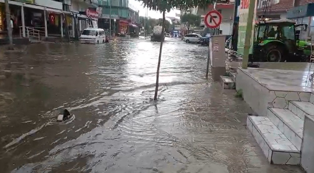 İZMİR'İN KUZEY İLÇELERİ ALİAĞA, FOÇA, DİKİLİ VE BERGAMA'DA BU SABAH ETKİLİ OLAN KUVVETLİ SAĞANAK...