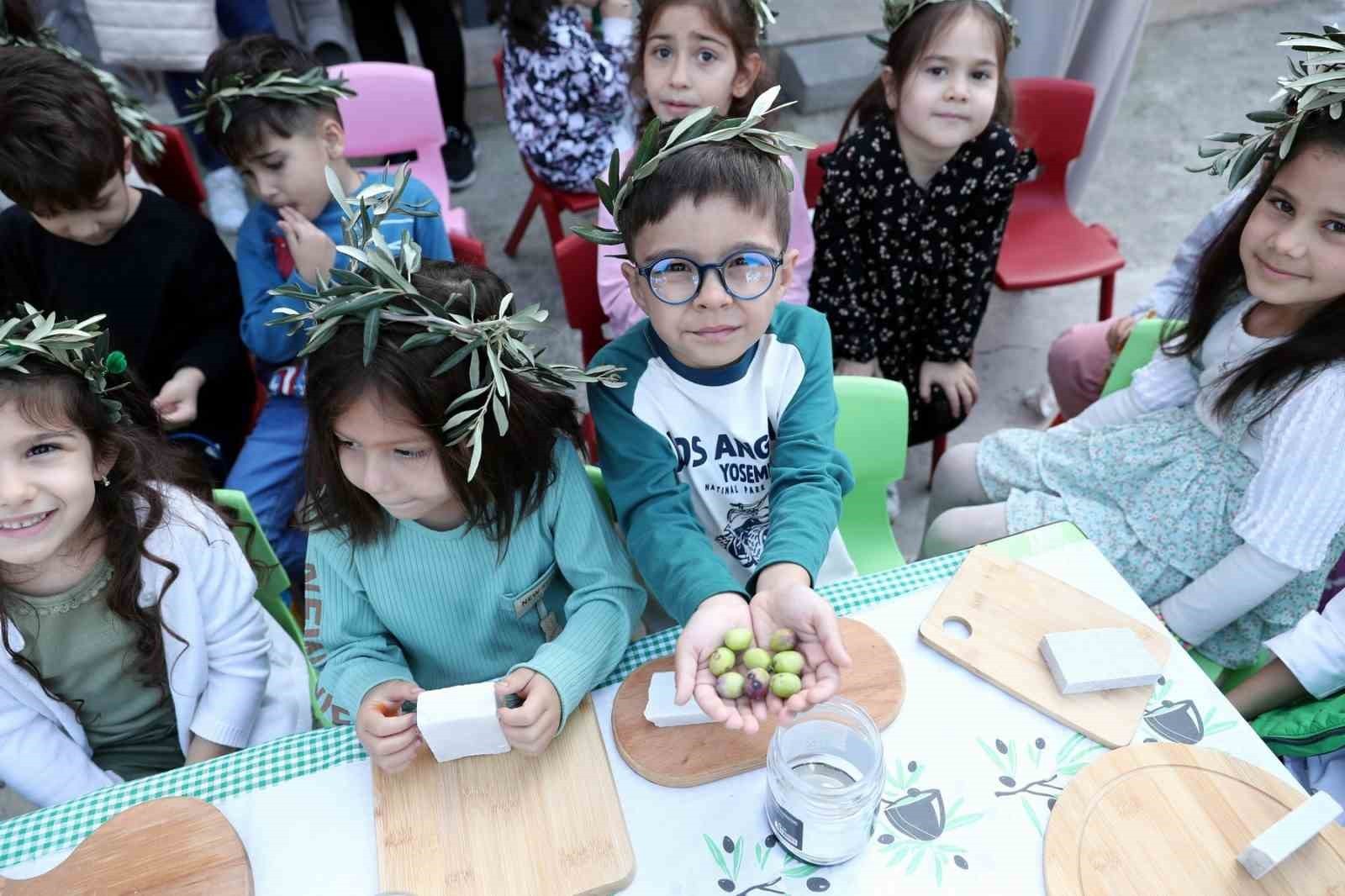 İZMİR ALİAĞA’DA DÜZENLENEN HASBİ ŞENGÜL İLKOKULU 6. GELENEKSEL ZEYTİN KIRMA ŞENLİĞİ, ÖĞRENCİLERİN...
