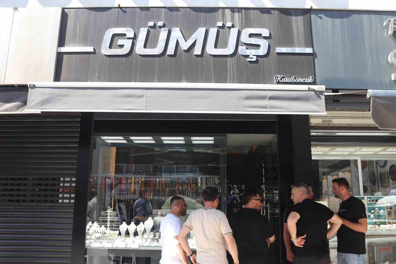 İZMİR’DE GÜMÜŞÇÜ ESNAFI HASAN ÇINAR’I POMPALI TÜFEKLE ÖLDÜREN B.T., YARGILANDIĞI DAVADA KASTEN...