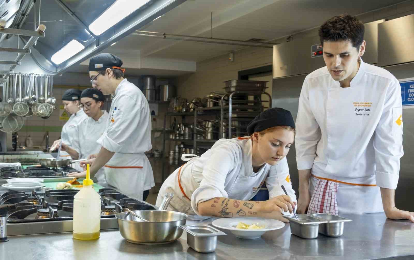 İZMİR EKONOMİ ÜNİVERSİTESİ (İEÜ) GIDA MÜHENDİSLİĞİ BÖLÜM BAŞKANI PROF. DR. NAZAN TURHAN...