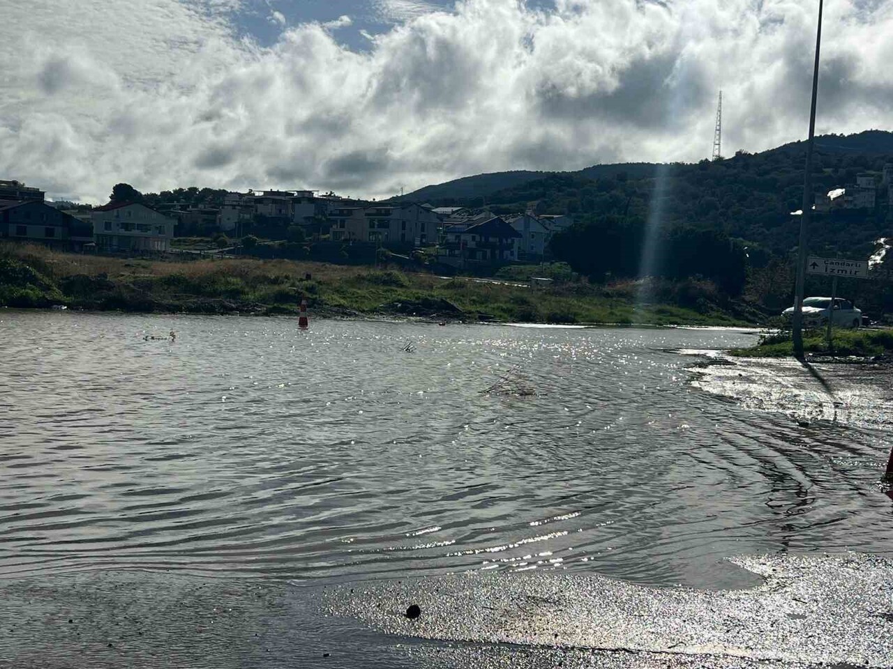 İZMİR GENELİNDE SABAH SAATLERİNDE ETKİSİNİ ARTIRAN SAĞANAK YAĞIŞ SEBEBİYLE DİKİLİ İLÇESİNDE YOLLAR...