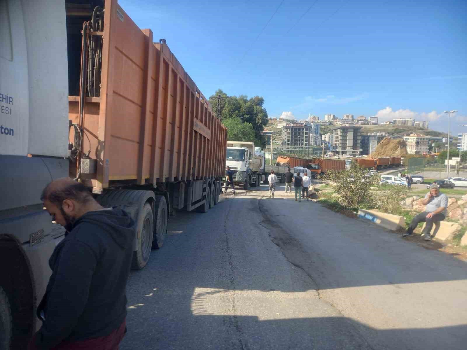İZMİR’İN ÇİĞLİ İLÇESİNE BAĞLI HARMANDALI MAHALLESİ’NDE VATANDAŞLAR, DANIŞTAY KARARIYLA KAPATILAN...