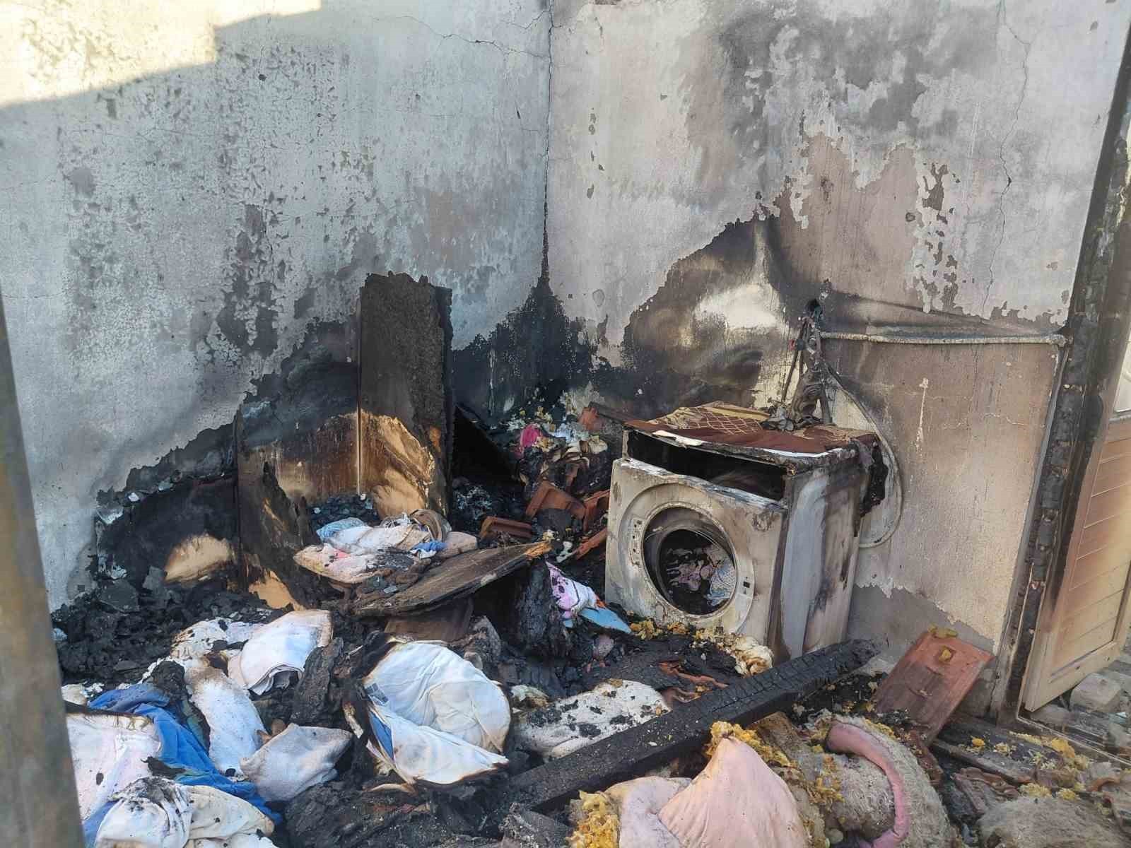 İZMİR’İN MENEMEN İLÇESİNDE ÇIKAN YANGINDA, HAYVANSEVER KİMLİĞİYLE TANINAN 'ISLAK BURUNLAR PATİ...